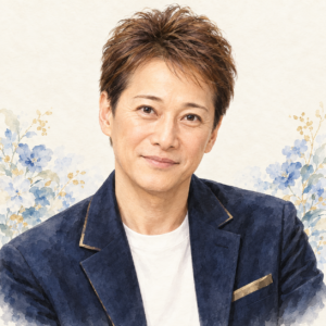 中居正広をイメージした非公式イラスト。紺色のジャケットと白いシャツ姿に淡い青の花を添えた肖像。